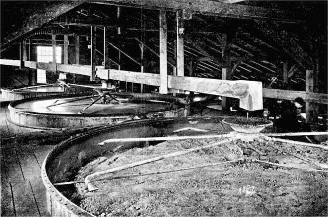 Horn louhovac kd (17), nad kmi rmutov lab (11) kter st do otivch distributor. Fotografovno v roce 1912.