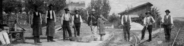 Dělníci z vápenky u odbočky vlečky ve stanici Kostel (~1890)