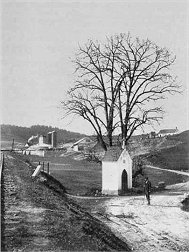 Dávno zbořená kaplička sv. Jana. Stála hned vedle trati u nádraží (~1906)