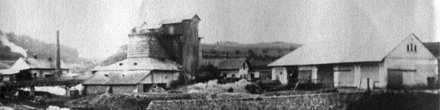 Šachtová pec f. Musil, vlevo je vidět nájezd úzkokolejné dráhy z lomu na kopci Smrk. (~1906)