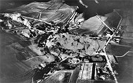 Letecký snímek obce s vyznačením pecí (H-horní, D-dolní, K-kruhová) (~1926)
