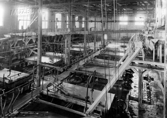 Hoej Ferrarisovy splavy (10), vlevo pod okny prolvky (9) a v horn sti snmku devn rmutov lab (11). Fotografovno okolo roku 1930
