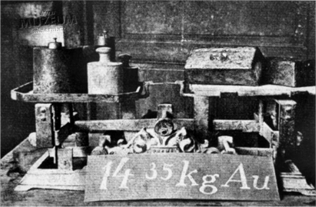 Vytaven zlat cihla v laboratoch zvodu, fotografovno 1924