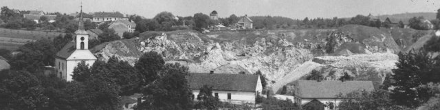 Pohled na centrln lom v obci z roku 1942. Nad lomem je vidt horn pec a vlevo skldku vpence pro doln pec